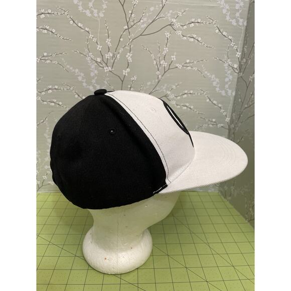 DC Comics The Flash Black White Hat Baseball Cap Snapback Six Flags 2017 - Picture 4 of 11